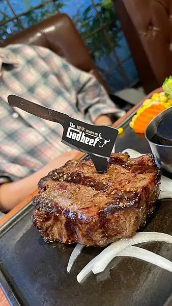 台中北屯牛排吃到飽！TGB很牛炭燒牛排崇德旗艦店，大推濕式熟成牛排。