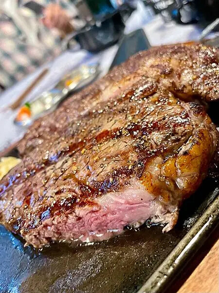 台中北屯牛排吃到飽！TGB很牛炭燒牛排崇德旗艦店，大推濕式熟成牛排。