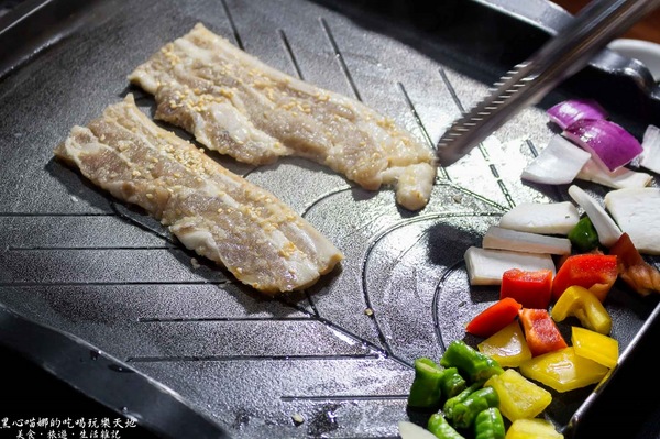 南大門：高雄楠梓︱台糖量販楠梓店 - 南大門韓式料理　不點熱門八色烤肉，雙人鐵板豬五花也超好吃❤