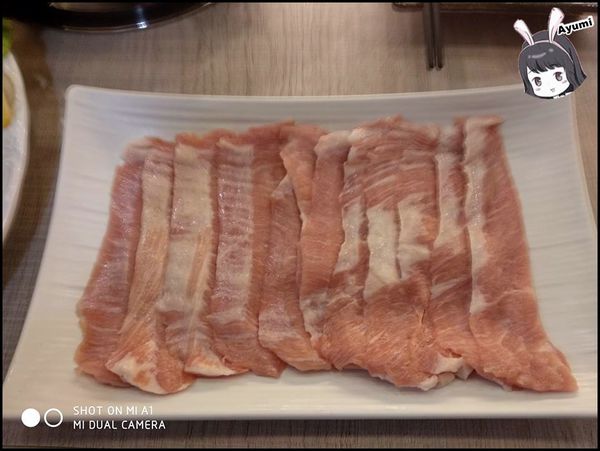 日月鎊品火鍋：[食記]►台南安平區◄日月鎊品火鍋－每日堅持以耗時費工的方式熬煮湯頭，允諾絕不添加人工添加物