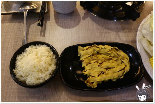 日月鎊品火鍋：[食記]►台南安平區◄日月鎊品火鍋－每日堅持以耗時費工的方式熬煮湯頭，允諾絕不添加人工添加物