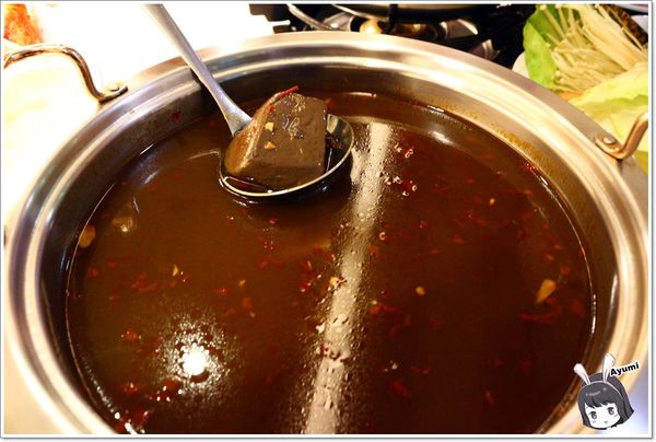 日月鎊品火鍋：[食記]►台南安平區◄日月鎊品火鍋－每日堅持以耗時費工的方式熬煮湯頭，允諾絕不添加人工添加物