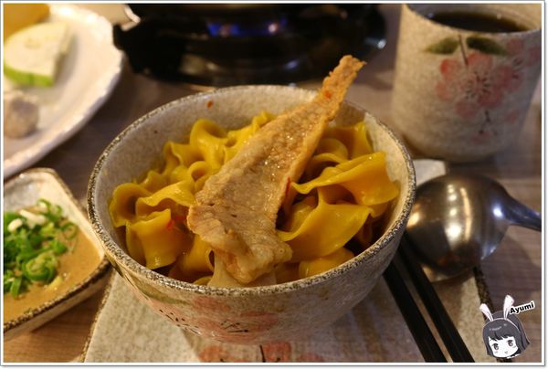 日月鎊品火鍋：[食記]►台南安平區◄日月鎊品火鍋－每日堅持以耗時費工的方式熬煮湯頭，允諾絕不添加人工添加物