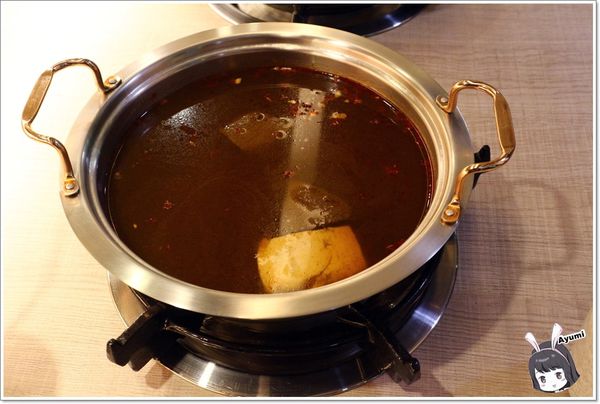 日月鎊品火鍋：[食記]►台南安平區◄日月鎊品火鍋－每日堅持以耗時費工的方式熬煮湯頭，允諾絕不添加人工添加物