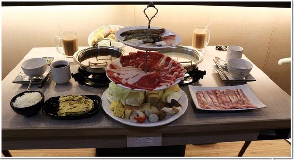 日月鎊品火鍋：[食記]►台南安平區◄日月鎊品火鍋－每日堅持以耗時費工的方式熬煮湯頭，允諾絕不添加人工添加物