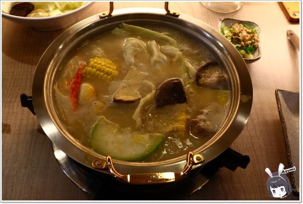 日月鎊品火鍋：[食記]►台南安平區◄日月鎊品火鍋－每日堅持以耗時費工的方式熬煮湯頭，允諾絕不添加人工添加物