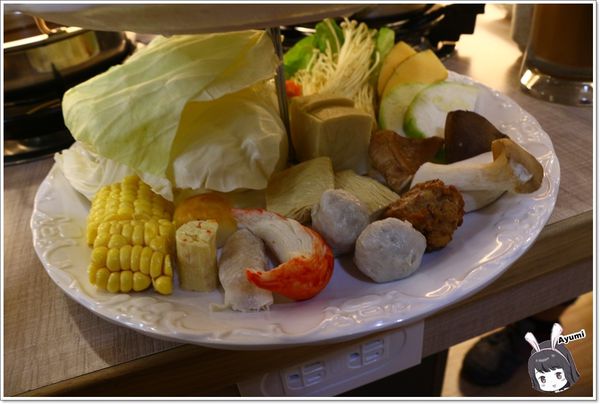 日月鎊品火鍋：[食記]►台南安平區◄日月鎊品火鍋－每日堅持以耗時費工的方式熬煮湯頭，允諾絕不添加人工添加物