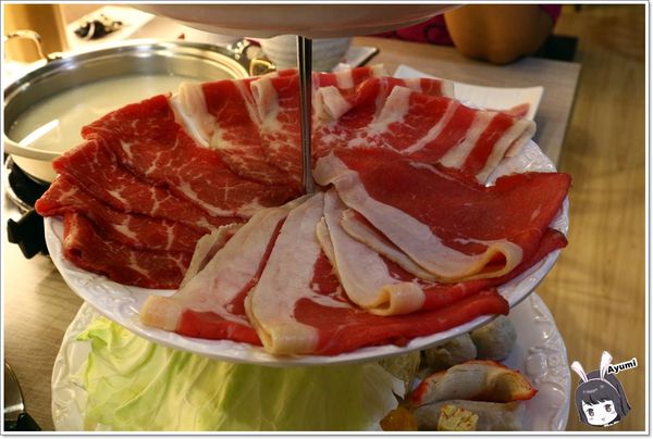 日月鎊品火鍋：[食記]►台南安平區◄日月鎊品火鍋－每日堅持以耗時費工的方式熬煮湯頭，允諾絕不添加人工添加物