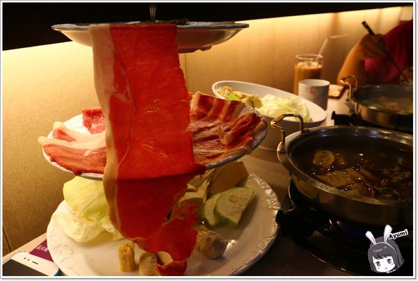 日月鎊品火鍋：[食記]►台南安平區◄日月鎊品火鍋－每日堅持以耗時費工的方式熬煮湯頭，允諾絕不添加人工添加物