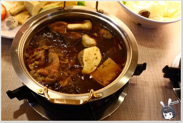 日月鎊品火鍋：[食記]►台南安平區◄日月鎊品火鍋－每日堅持以耗時費工的方式熬煮湯頭，允諾絕不添加人工添加物