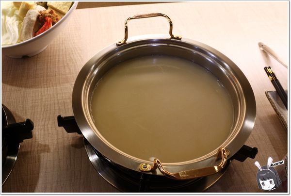 日月鎊品火鍋：[食記]►台南安平區◄日月鎊品火鍋－每日堅持以耗時費工的方式熬煮湯頭，允諾絕不添加人工添加物