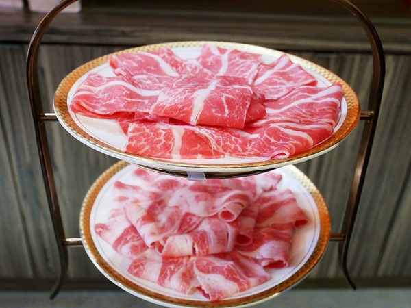 嗑肉石鍋(嗑肉石鍋(昌平店))：嗑肉石鍋昌平店-台中北屯高CP海陸火鍋  選擇多樣  食材新鮮  最霸氣的海陸一上桌驚艷全場