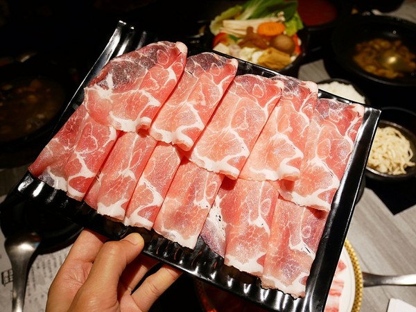 嗑肉石鍋(嗑肉石鍋(昌平店))：嗑肉石鍋昌平店-台中北屯高CP海陸火鍋  選擇多樣  食材新鮮  最霸氣的海陸一上桌驚艷全場