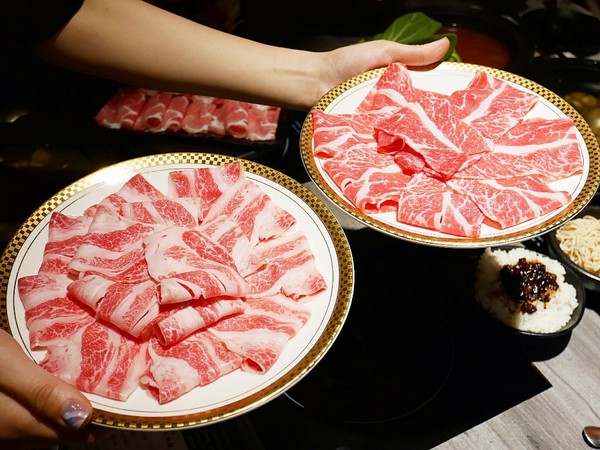 嗑肉石鍋(嗑肉石鍋(昌平店))：嗑肉石鍋昌平店-台中北屯高CP海陸火鍋  選擇多樣  食材新鮮  最霸氣的海陸一上桌驚艷全場