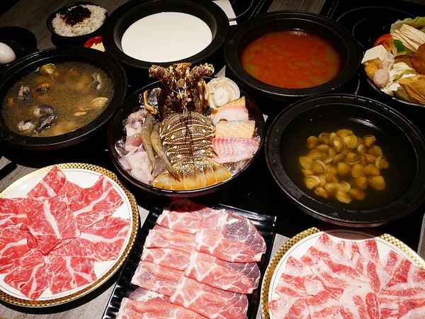 嗑肉石鍋(嗑肉石鍋(昌平店))：嗑肉石鍋昌平店-台中北屯高CP海陸火鍋  選擇多樣  食材新鮮  最霸氣的海陸一上桌驚艷全場