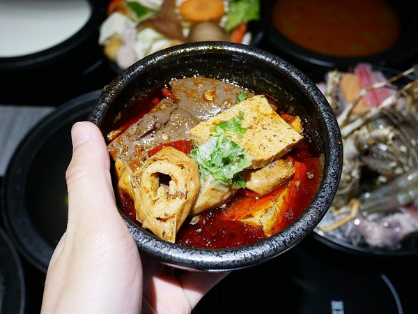 嗑肉石鍋(嗑肉石鍋(昌平店))：嗑肉石鍋昌平店-台中北屯高CP海陸火鍋  選擇多樣  食材新鮮  最霸氣的海陸一上桌驚艷全場