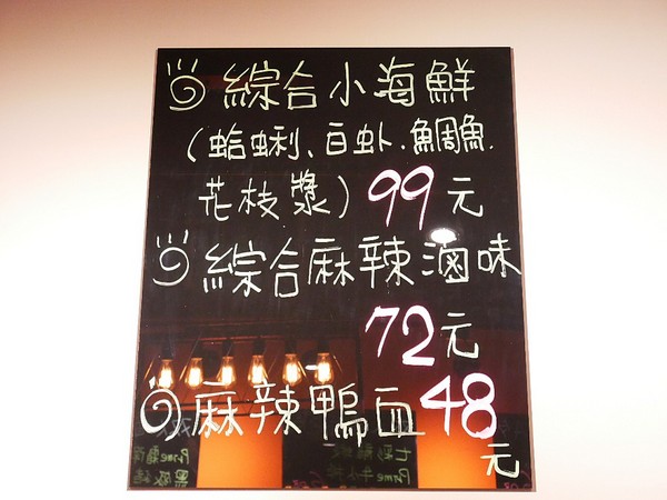 嗑肉石鍋(嗑肉石鍋(昌平店))：嗑肉石鍋昌平店-台中北屯高CP海陸火鍋  選擇多樣  食材新鮮  最霸氣的海陸一上桌驚艷全場