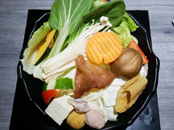 嗑肉石鍋(嗑肉石鍋(昌平店))：嗑肉石鍋昌平店-台中北屯高CP海陸火鍋  選擇多樣  食材新鮮  最霸氣的海陸一上桌驚艷全場