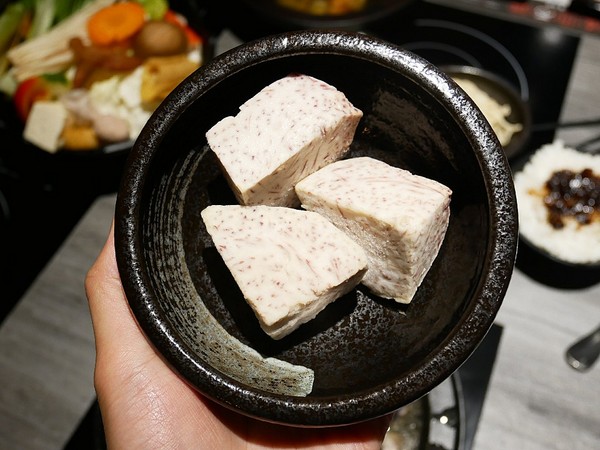 嗑肉石鍋(嗑肉石鍋(昌平店))：嗑肉石鍋昌平店-台中北屯高CP海陸火鍋  選擇多樣  食材新鮮  最霸氣的海陸一上桌驚艷全場