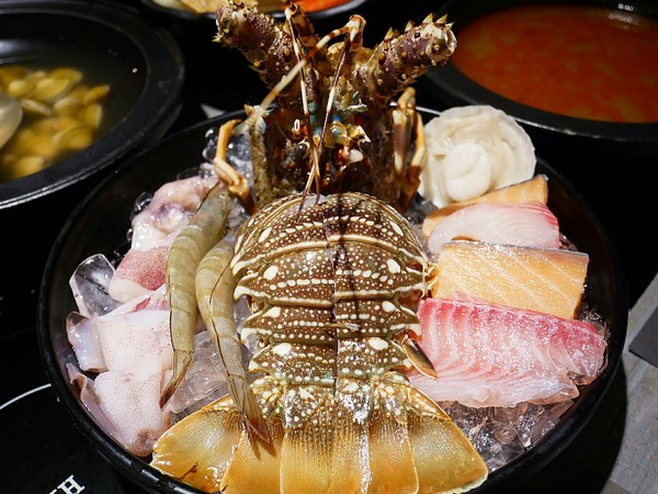 嗑肉石鍋(嗑肉石鍋(昌平店))：嗑肉石鍋昌平店-台中北屯高CP海陸火鍋  選擇多樣  食材新鮮  最霸氣的海陸一上桌驚艷全場