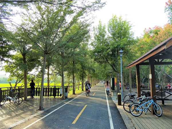 潭雅神綠園道:【台中潭雅景點】潭雅神綠園道~自行車專用道S彎道4K+900 波浪道5K+100處擁有不同視野