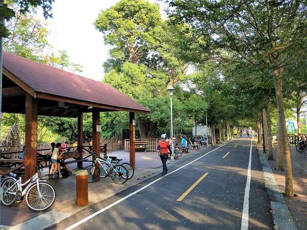 潭雅神綠園道:【台中潭雅景點】潭雅神綠園道~自行車專用道S彎道4K+900 波浪道5K+100處擁有不同視野