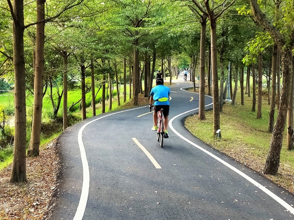 潭雅神綠園道:【台中潭雅景點】潭雅神綠園道~自行車專用道S彎道4K+900 波浪道5K+100處擁有不同視野