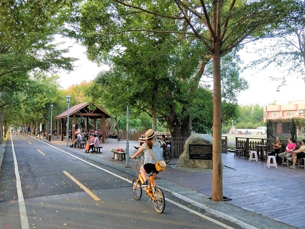 潭雅神綠園道:【台中潭雅景點】潭雅神綠園道~自行車專用道S彎道4K+900 波浪道5K+100處擁有不同視野