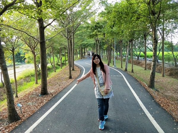 潭雅神綠園道:【台中潭雅景點】潭雅神綠園道~自行車專用道S彎道4K+900 波浪道5K+100處擁有不同視野