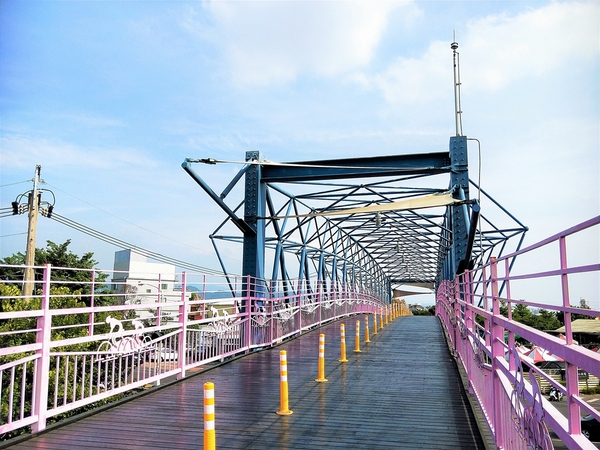 潭雅神綠園道:【台中潭雅景點】潭雅神綠園道~自行車專用道S彎道4K+900 波浪道5K+100處擁有不同視野