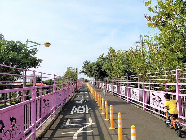 潭雅神綠園道:【台中潭雅景點】潭雅神綠園道~自行車專用道S彎道4K+900 波浪道5K+100處擁有不同視野