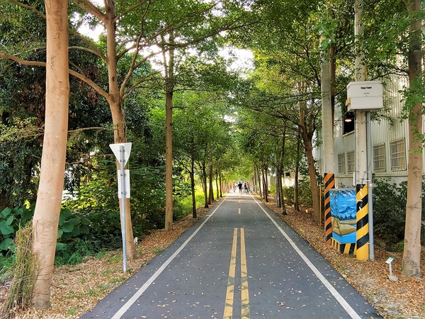 潭雅神綠園道:【台中潭雅景點】潭雅神綠園道~自行車專用道S彎道4K+900 波浪道5K+100處擁有不同視野