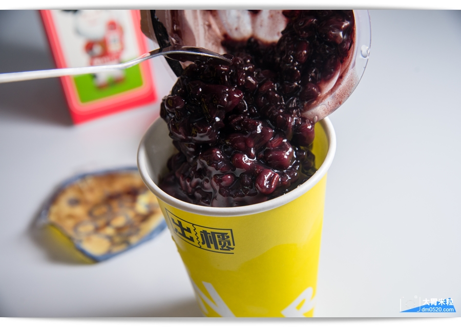 台中人氣黃金飲品,南台灣也能喝到囉,Open Your Door出櫃屏東潮州店,招牌黃金蕎麥拿鐵,加料必點三寶,紅荳子鮮奶,滿料實在 - 大胃米粒 DAVID & MILLY