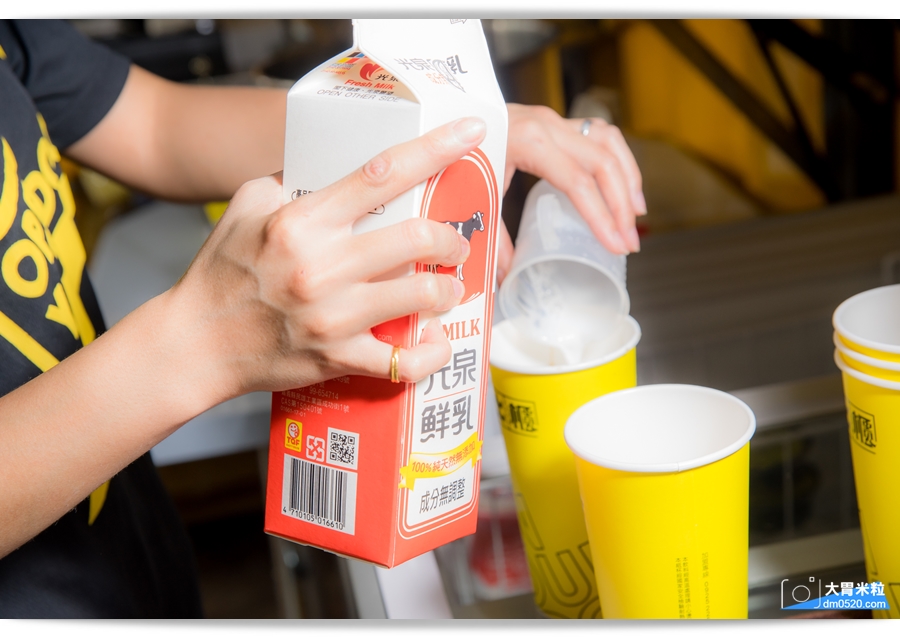 台中人氣黃金飲品,南台灣也能喝到囉,Open Your Door出櫃屏東潮州店,招牌黃金蕎麥拿鐵,加料必點三寶,紅荳子鮮奶,滿料實在 - 大胃米粒 DAVID & MILLY