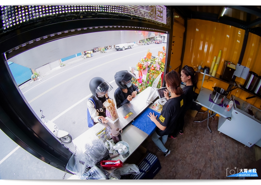 台中人氣黃金飲品,南台灣也能喝到囉,Open Your Door出櫃屏東潮州店,招牌黃金蕎麥拿鐵,加料必點三寶,紅荳子鮮奶,滿料實在 - 大胃米粒 DAVID & MILLY