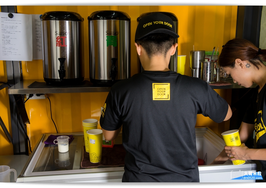 台中人氣黃金飲品,南台灣也能喝到囉,Open Your Door出櫃屏東潮州店,招牌黃金蕎麥拿鐵,加料必點三寶,紅荳子鮮奶,滿料實在 - 大胃米粒 DAVID & MILLY
