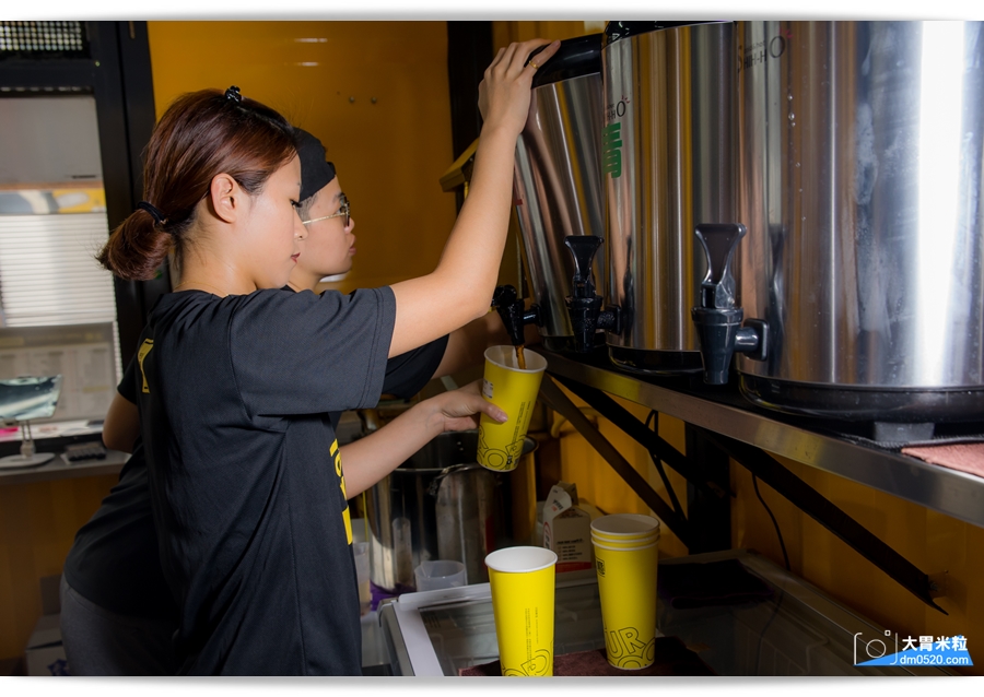 台中人氣黃金飲品,南台灣也能喝到囉,Open Your Door出櫃屏東潮州店,招牌黃金蕎麥拿鐵,加料必點三寶,紅荳子鮮奶,滿料實在 - 大胃米粒 DAVID & MILLY