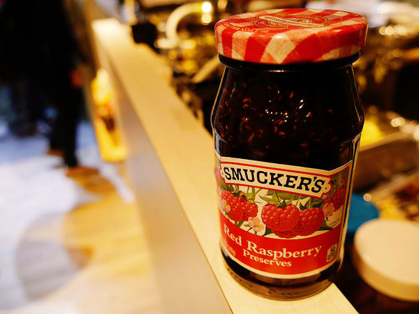 『台北』西門約會逛街手拿美食。Waffle bus 鬆餅巴士。西門町雞蛋仔甜點