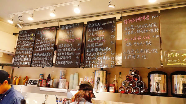 『台北』西門約會逛街手拿美食。Waffle bus 鬆餅巴士。西門町雞蛋仔甜點