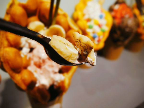 『台北』西門約會逛街手拿美食。Waffle bus 鬆餅巴士。西門町雞蛋仔甜點