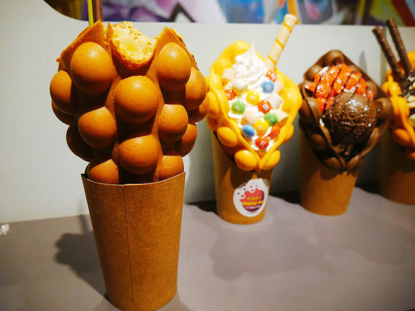 『台北』西門約會逛街手拿美食。Waffle bus 鬆餅巴士。西門町雞蛋仔甜點