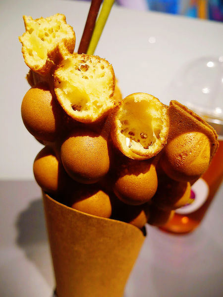 『台北』西門約會逛街手拿美食。Waffle bus 鬆餅巴士。西門町雞蛋仔甜點