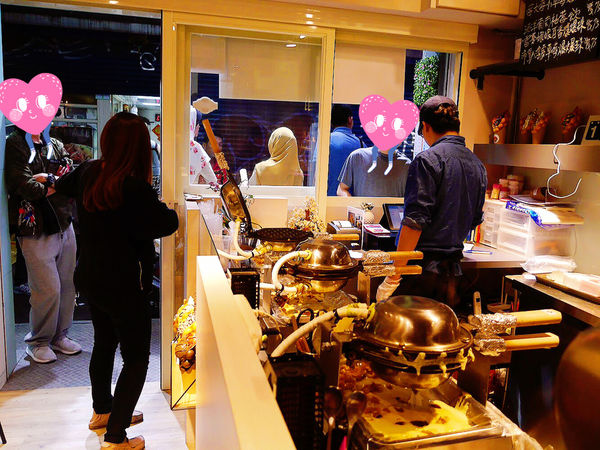 『台北』西門約會逛街手拿美食。Waffle bus 鬆餅巴士。西門町雞蛋仔甜點