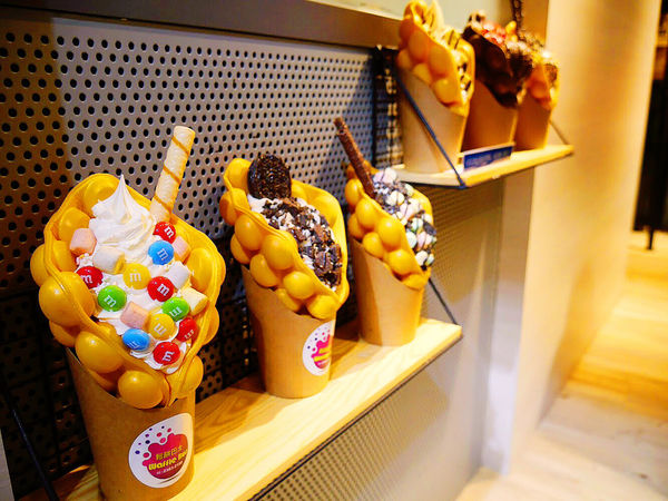 『台北』西門約會逛街手拿美食。Waffle bus 鬆餅巴士。西門町雞蛋仔甜點