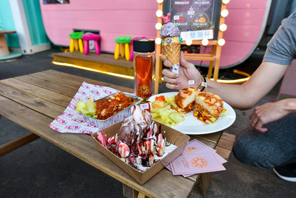 I Felice Uno貨櫃聚落：台中西屯區美食-UNO市集粉色貨櫃屋，少女心噴發之繽紛冰淇淋，讓人彷彿置身在迪士尼！