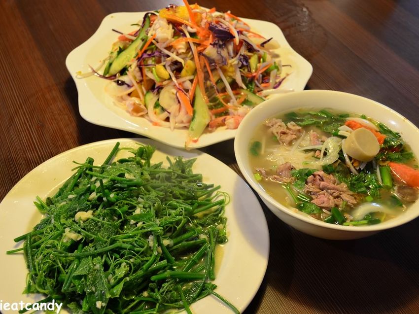 恆春美食_阿嘉耕逃小翠越南美食│超級大份量!月亮蝦餅有如蛋糕一樣厚! - 愛伊特candy的分享樂園