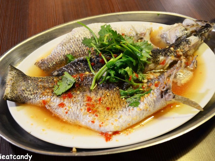 恆春美食_阿嘉耕逃小翠越南美食│超級大份量!月亮蝦餅有如蛋糕一樣厚! - 愛伊特candy的分享樂園