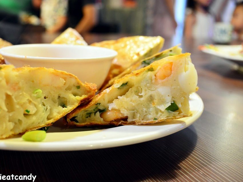 恆春美食_阿嘉耕逃小翠越南美食│超級大份量!月亮蝦餅有如蛋糕一樣厚! - 愛伊特candy的分享樂園