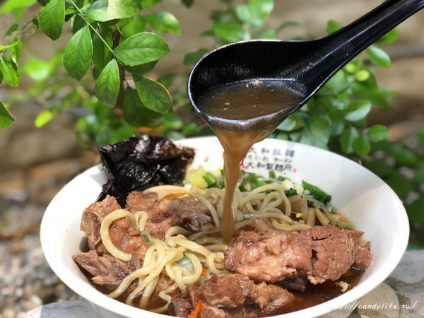 大和拉麵-東海店 大和製麵所：台中美食│大和拉麵-東海店 大和製麵所〃台中拉麵店推薦！拉麵自製，口感超Q彈，激推原味肉骨茶，肉量給的超大氣～