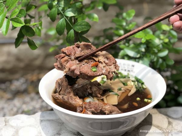 大和拉麵-東海店 大和製麵所：台中美食│大和拉麵-東海店 大和製麵所〃台中拉麵店推薦！拉麵自製，口感超Q彈，激推原味肉骨茶，肉量給的超大氣～